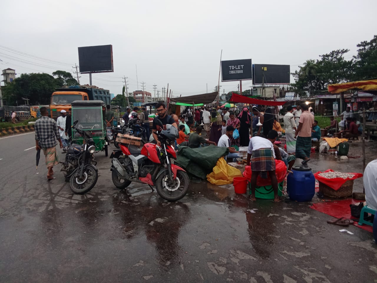 কর্ণফুলীতে সড়কপথ দখল করে বাজার, গলাকাটা হাসিল আদায়