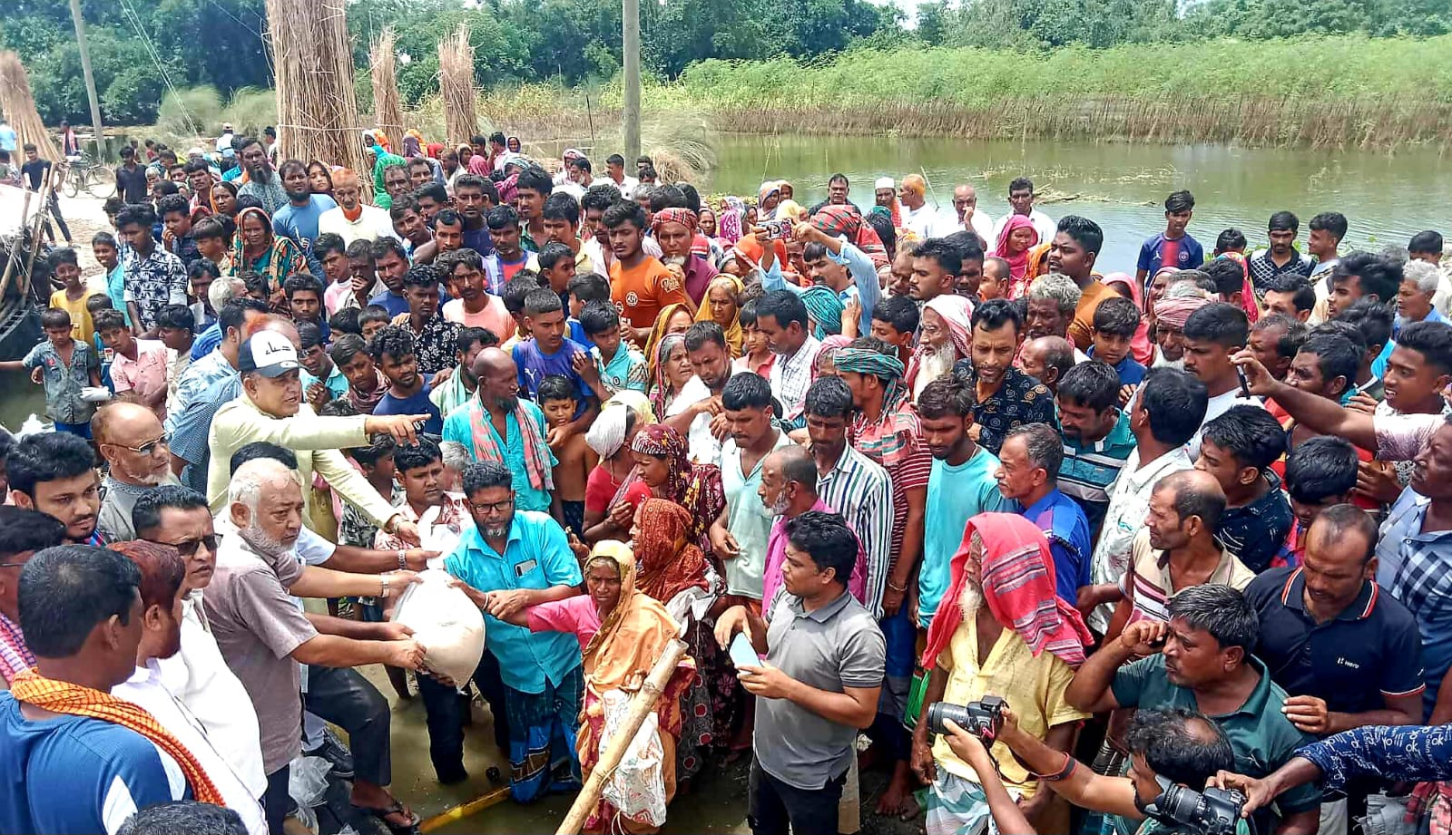 দৌলতপুরে বন্যায় ক্ষতিগ্রস্তদের মাঝে উপজেলা বিএনপির খাদ্য সামগ্রী বিতরণ