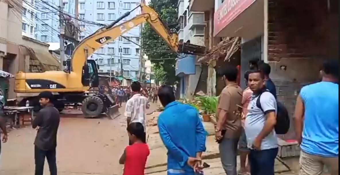 কক্সবাজারে অনুমোদনহীন ভবন উচ্ছেদে কউকের অভিযান