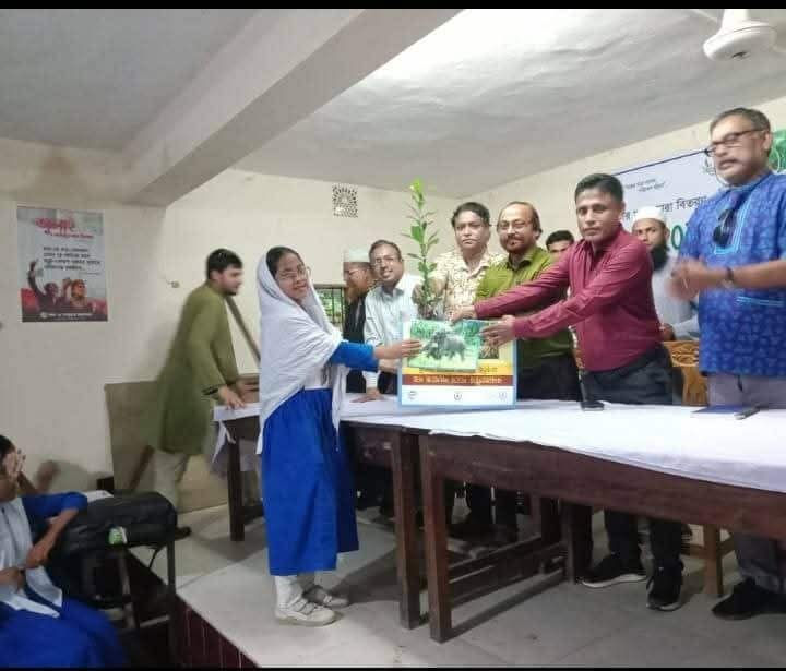 উখিয়ায় শিক্ষার্থীদের মাঝে গাছের চারা বিতরণ