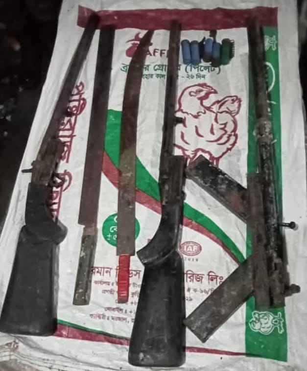 ফেনী জেলা সোনাগাজী থানা  গোপন তথ্যের ভিত্তিতে সেনাবাহিনী ও পুলিশের যৌথ অভিযানে পরিত্যক্ত ঘর থেকে অস্ত্র উদ্ধার