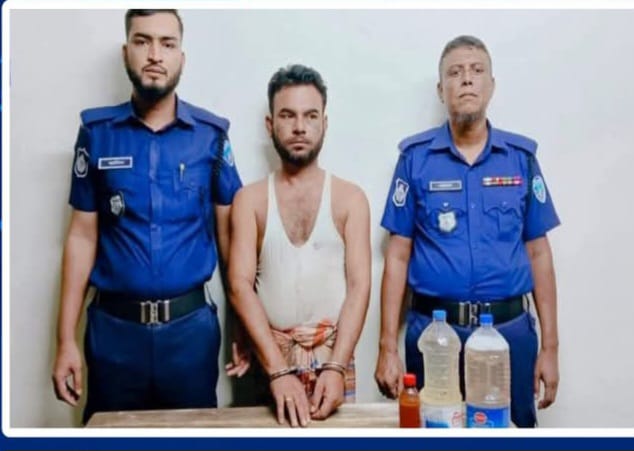 নিজের ছেলে নয়, সমাজকে বাঁচালেন বৃদ্ধ বাবা — ৪ লিটার মদসহ ছেলেকে পুলিশের হাতে তুলে দিলেন।