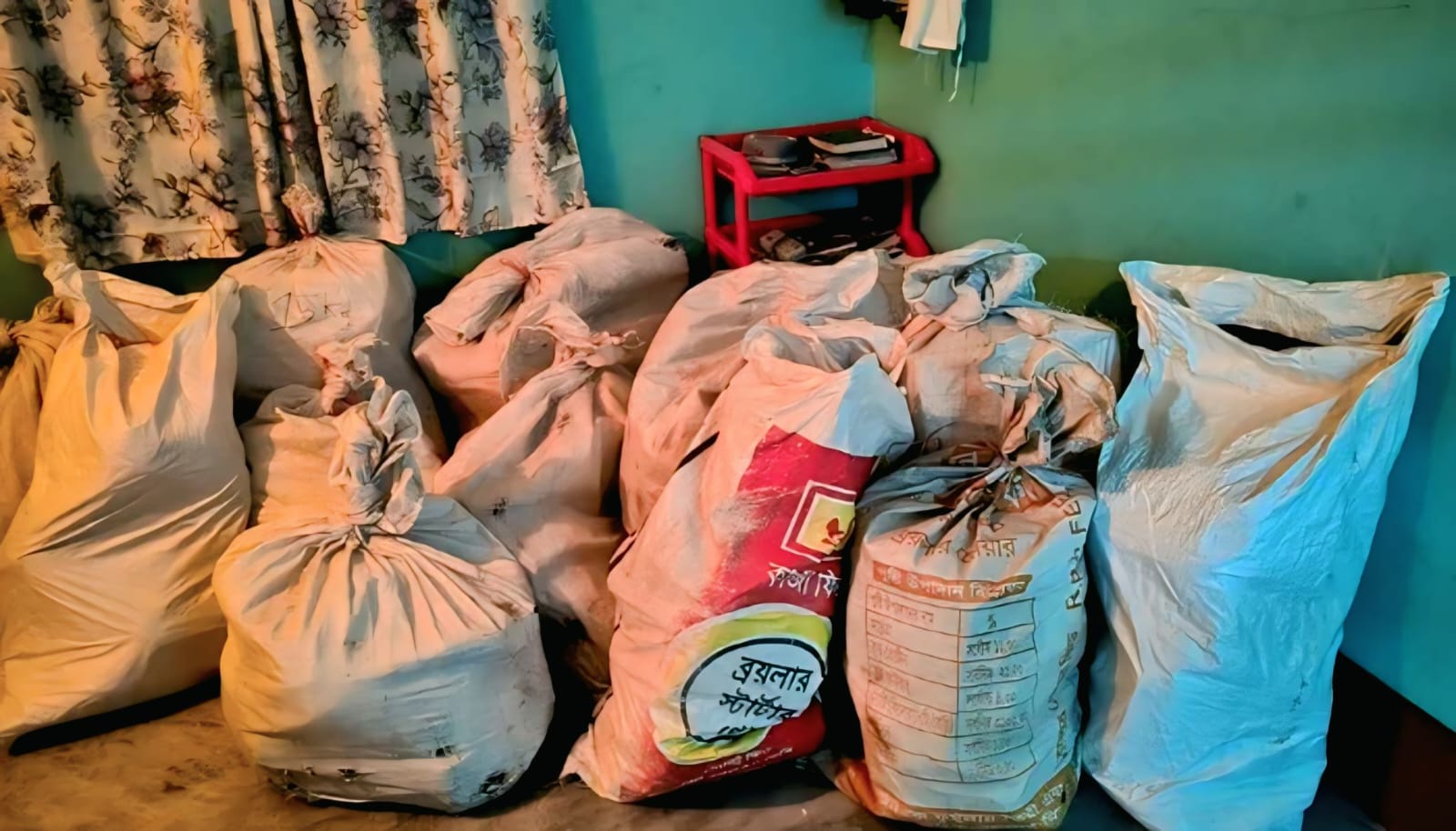 সাবেক ভূমি মন্ত্রীর স্ত্রীর গাড়িচালকের বাড়িতে দুদকের তল্লাশি, জব্দ ২৩ বস্তা নথিপত্র