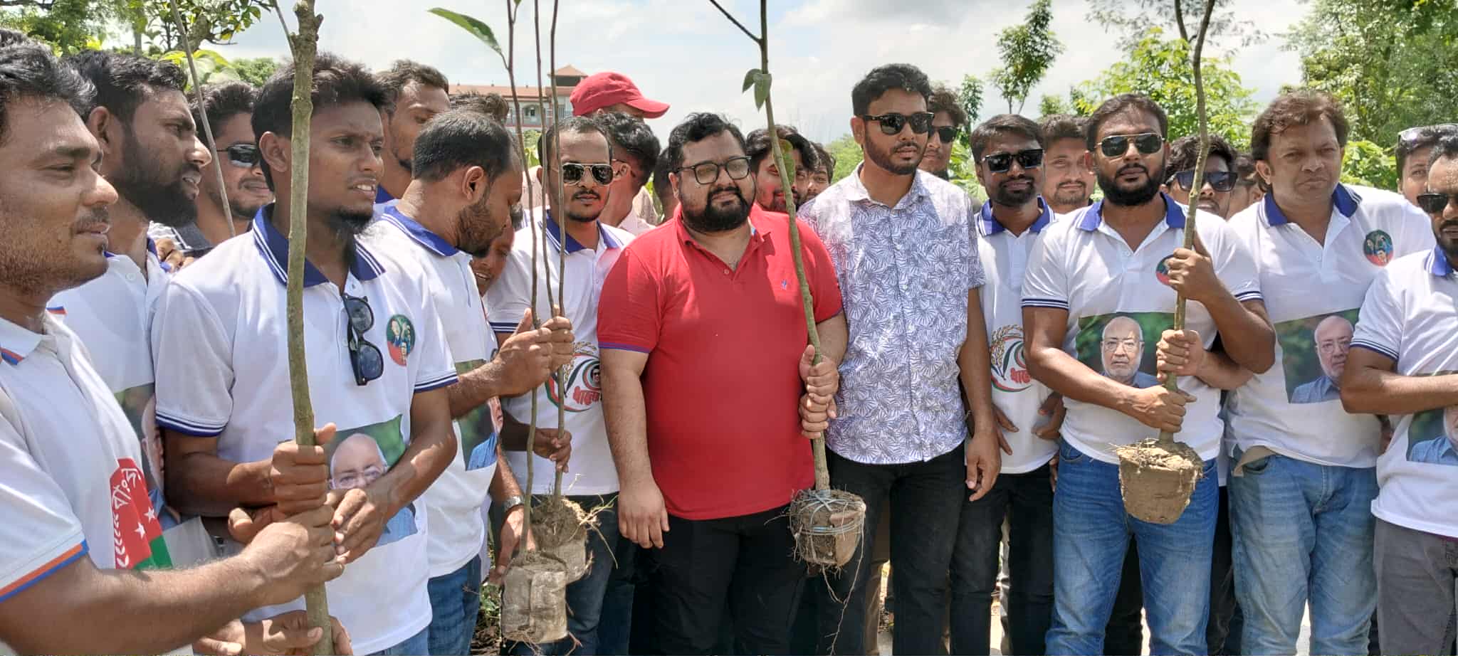 দৌলতপুরে ‘ফলজ সড়ক’ কর্মসূচী শুরু করলো ছাত্রদল