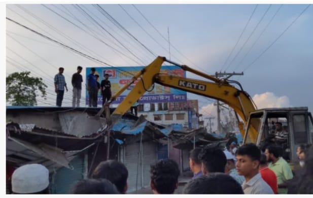 চট্টগ্রাম জেলা মিরসরাই উপজেলা বারইয়ার হাট পৌরসভা  ফুটপাত দখলমুক্ত করতে শতাধিক দোকানপাট উচ্ছেদ করে উপজেলা প্রশাসন।