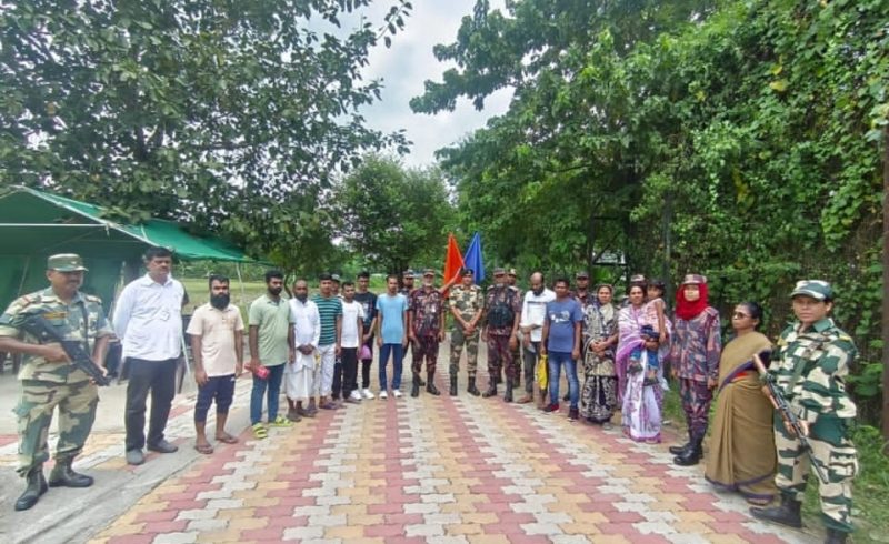 দর্শনা সীমান্তে১২ বাংলাদেশি নাগরিক বিজিবির কাছে ফেরত দিলো ভারত