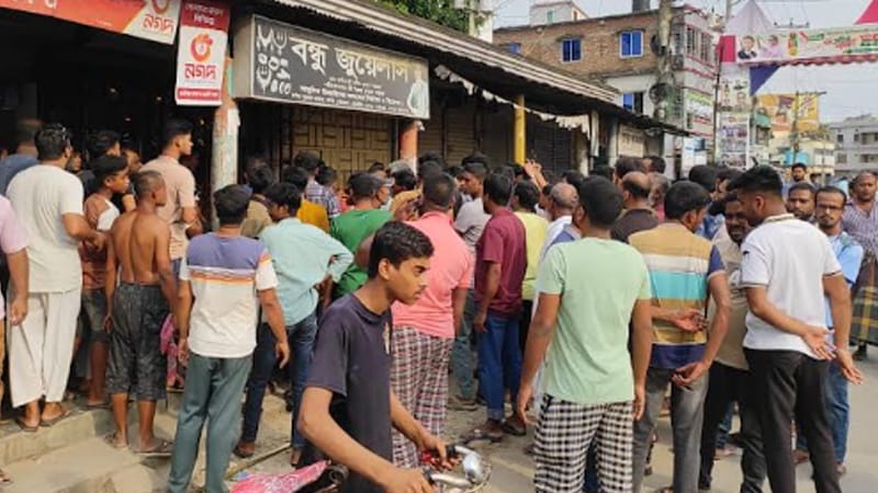 দর্শনায়  দিনে-দুপুরে স্বর্ণের দোকানে ডাকাতির চেষ্টা, ব্যবসায়ীকে কুপিয়ে জখম।