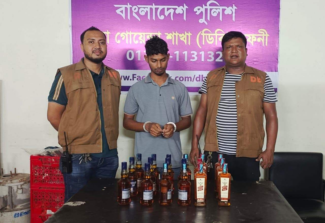 ফেনীতে মদ ও গাঁজাসহ তিনজন আটক, দুটি মামলা দায়ের করা হয়েছে।