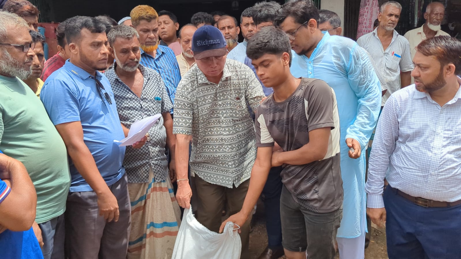 লংগদুতে অগ্নিকাণ্ডে ১৭টি দোকান ও বসতঘর পুড়ে ছাই; ক্ষতিগ্রস্ত বাজার পরিদর্শনে জেলা পরিষদ চেয়ারম্যান