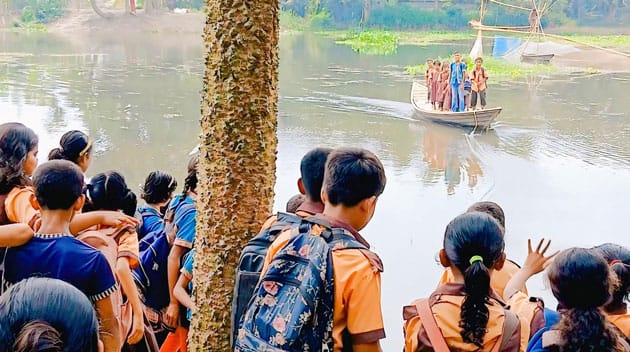 জীবনের ঝুকি নিয়ে নদী পার হয়ে যায় বিদ্যালয়ে