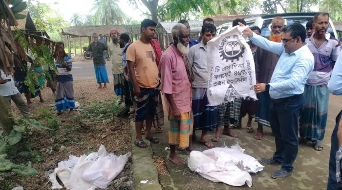 চুয়াডাঙ্গার দর্শনায় ভেজাল সার জব্দ কৃষকের ক্ষোভ, ব্যবসায়ীকে ২ লাখ টাকা জরিমানা