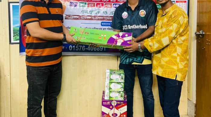 কোচিং সেন্টারে উপহার দিলেন রাঙ্গামাটি জেলা পরিষদের সদস্য হাবীব আজম