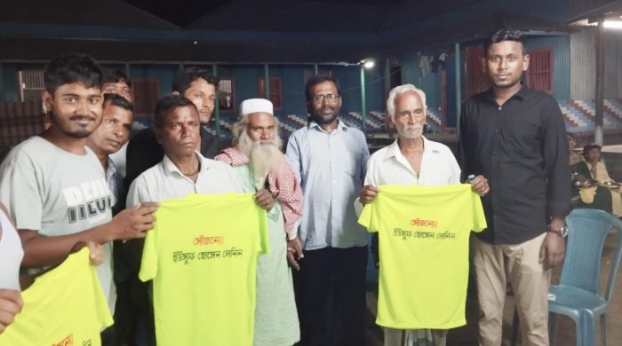 ধুবড়িয়াতে দুর্গাপূজায় প্রায় ৩০০ টি-শার্ট উপহার দিলেন ইউসুফ হোসেন লেনিন