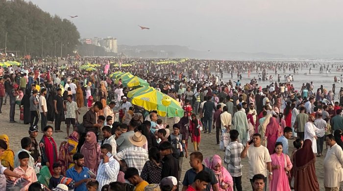 টানা ছুটিতে কক্সবাজারে বিপুল পর্যটকের সমাগম: ফাঁকা নেই হোটেল- মোটেল