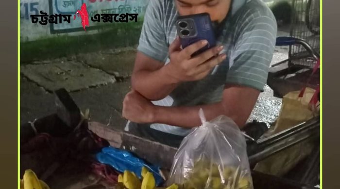 চাকরি হারিয়ে জীবিকার তাগিদে কলা বিক্রিতে নেমেছেন ইসলামী ব্যাংকের সাবেক কর্মকর্তা শিহাব