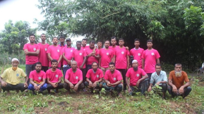 কবরস্থান পরিস্কার করে প্রশংসায় ভাসছে একদল যুবক