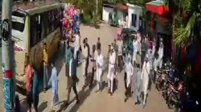 ইউপি প্যানেল চেয়ারম্যান ও শ্রমিক দল নেতার নেতৃত্বে পুলিশের কাছ থেকে আসামি ছিনতাই