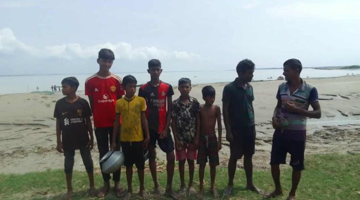 ১৫ আরোহী নিয়ে পদ্মায় নৌকাডুবি, বিজিবির তৎপরতায় উদ্ধার
