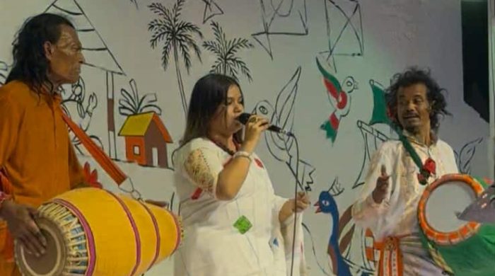 কুষ্টিয়ায় লালন উৎসবে গান গাইলেন ঠাকুরগাঁওয়ের বাউল শিল্পী রুমা