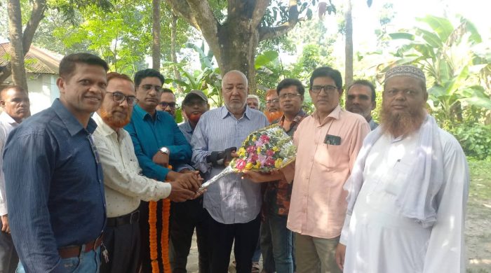 কুষ্টিয়া-১ আসনে মনোনয়ন পেয়ে নেতা-কর্মীদের বাড়ি বাড়ি শুভেচ্ছা বিনিময় করছেন সাবেক এমপি রেজা আহমেদ বাচ্চু মোল্লা