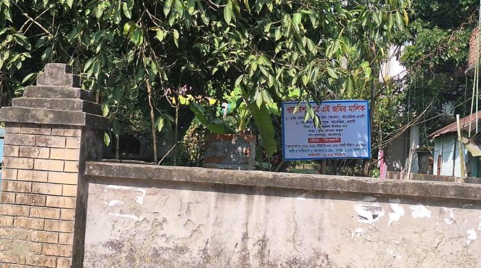 প্রবাসী পরিবারের জমি দখলের অভিযোগ আদালতের নির্দেশ অমান্য করে সাইনবোর্ড স্থাপন