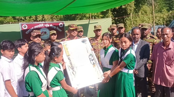 রাঙ্গামাটির দুর্গম পাহাড়ের শীতার্তদের মধ্যে শীতবস্ত্র ও শিক্ষার্থীদের মধ্যে সেনাবাহিনীর ক্রীড়াসামগ্রী বিতরণ