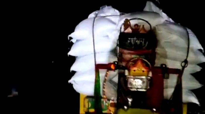 দৌলতপুরে রাতের আঁধারে সার পাচারের সময় কৃষকদের হাতে গাড়িসহ আটক
