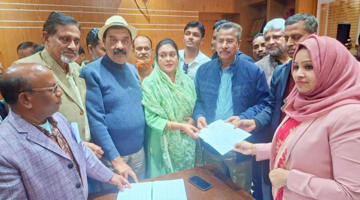 বরিশাল-৬আসনে বিএনপি’র মনোনীত প্রার্থী আবুল হোসেনের মনোনয়নপত্র সংগ্রহ।