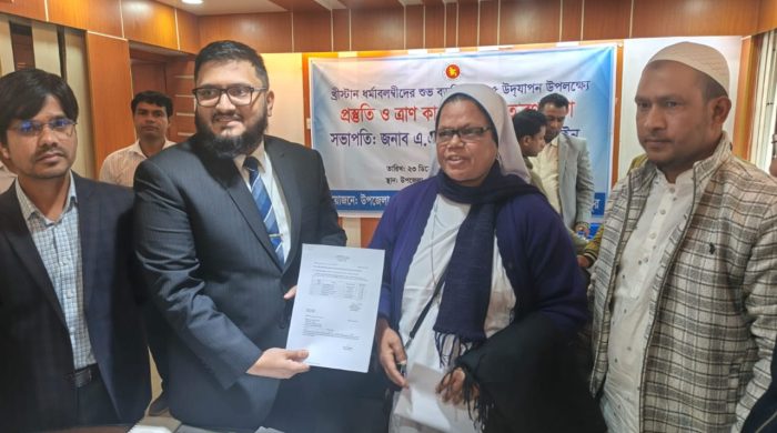 কালিয়াকৈরে খ্রিস্টান ধর্মাবলম্বীদের মাঝে চাল বিতরণ করা হয়