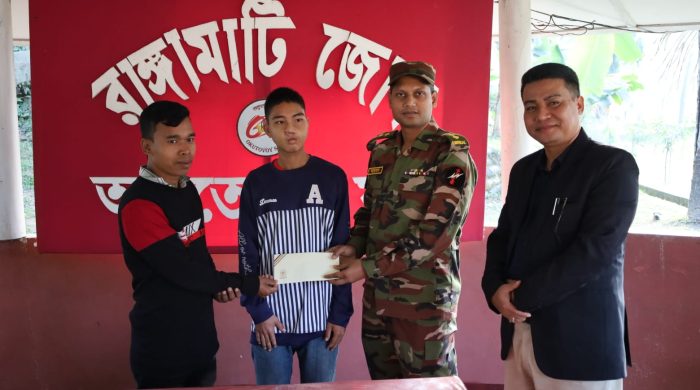 রাঙামাটির দুর্গম এলাকায় অসহায় কিশোরের চিকিৎসায় বাংলাদেশ সেনাবাহিনী
