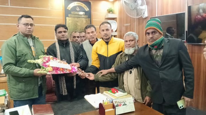 বাংলাদেশ ন্যাপ এর পক্ষ থেকে নবাগত ওসি শওকত আলী সরকারকে ফুলেল শুভেচ্ছা