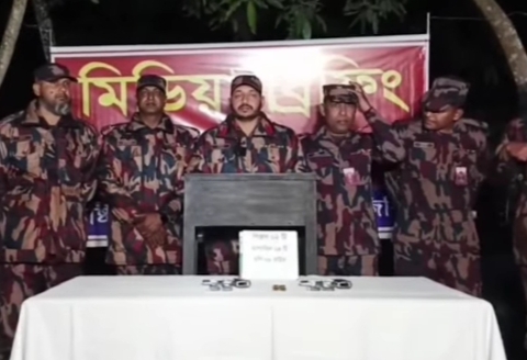 দৌলতপুর সীমান্তে ২টি বিদেশি পিস্তল ও ৮ রাউন্ড গুলি উদ্ধার