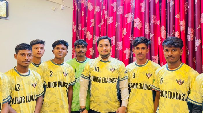 জার্সি উপহার দিয়ে যুবকদের মনোবল বাড়ালেন হাবীব আজম