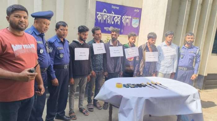 কালিয়াকৈরে  বাসে ডাকাতি প্রস্তুতিকালে অস্ত্রসহ ছয়জন গ্রেফতার