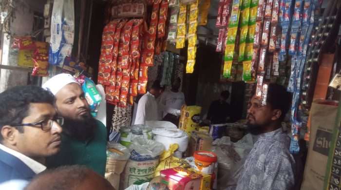 শিকলবাহা কলেজ বাজারে বাজার মনিটরিং: মূল্য তালিকা না থাকায় ৩ দোকানকে জরিমানা