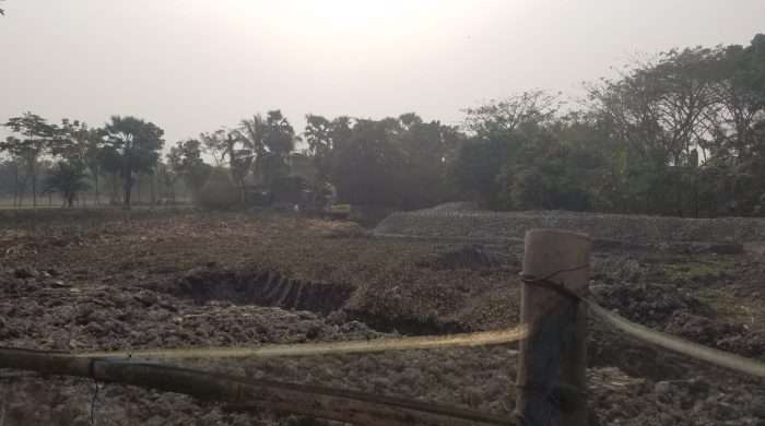 আইন লঙ্ঘন করে বেকু দিয়ে ফসলি জমি নষ্ট করে ঘের কেটে,দখল করে অন্যের জমি!