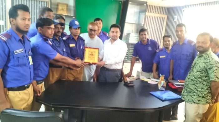 কুতুবদিয়ার ইউএনও কে বিদায়ী সম্ভাষণ ক্রেস্ট প্রদান করেছে গ্রাম পুলিশের দল