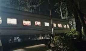 নির্জন লাউয়াছড়া বনে কালনি ট্রেন এক ঘন্টা কাটালো!