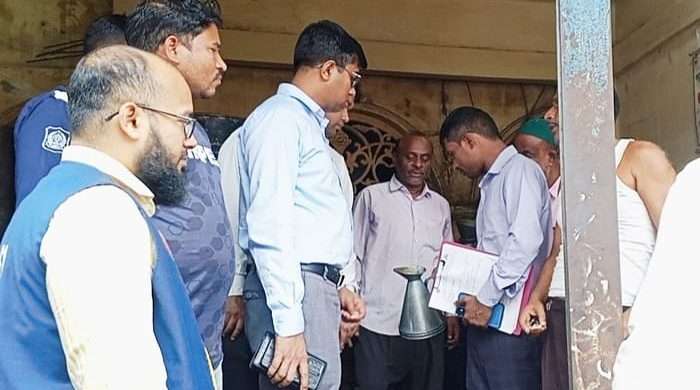 জ্বালানি তৈল মজুদ ও ওজনে কম এসব অপরাধে ৪ প্রতিষ্ঠানকে জরিমানা