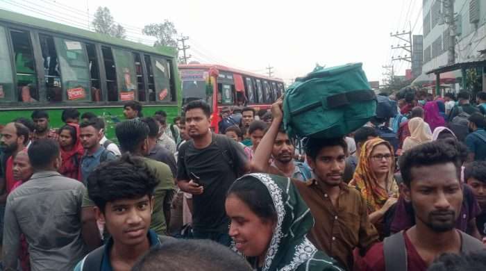 কালিয়াকৈর ঢাকা টাঙ্গাইল মহাসড়কে ঘর মুখর মানুষের উপচে পড়া ভিড় ভাড়া বৃদ্ধিতে যাত্রীদের অসন্তোষ