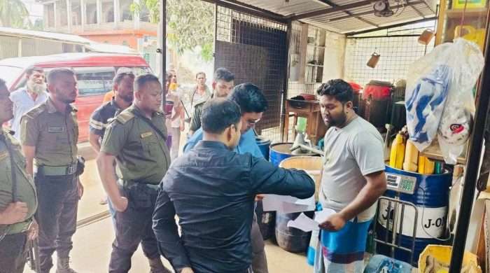 অতিরিক্ত দামে তেল বিক্রয়ের অভিযোগে দৌলতপুরে দুই ব্যবসার  ৫০ হাজার টাকা জরিমানা