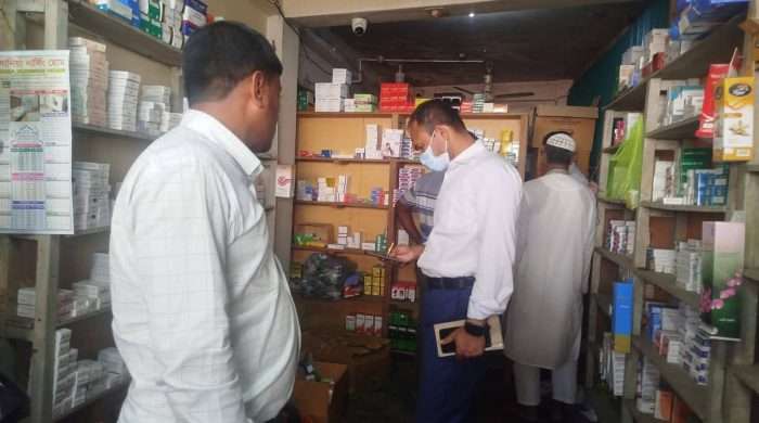 ভূঞাপুরে অসংগতি ও অনিয়মের দায়ে  ১১ ফার্মেসীর মালিককে মোবাইলে কোর্টে জরিমানা