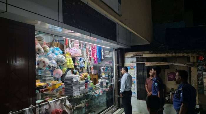 নির্ধারিত সময়ের পর দোকান খোলা রাখায় সতর্কতা: কুতুবদিয়ায় অভিযান