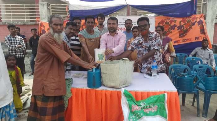 শ্যামনগরে ২০০ জন নারী-পুরুষকে লবণ সহনশীল বীজ, জৈব সার, জিও ব্যাগ ও পানির ঝাঁঝরি বিতরণ