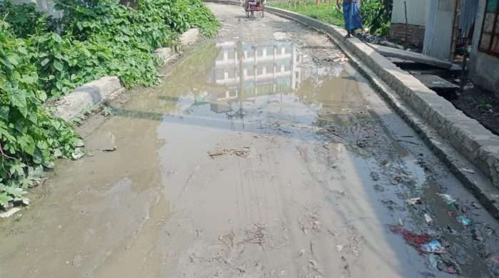 কালিয়াকৈর পৌরসভার ৫ নং ওয়ার্ডের বিভিন্ন সড়কে সামান্য বৃষ্টিতেই সৃষ্টি হচ্ছে  হাটুসমান জলাবদ্ধতা