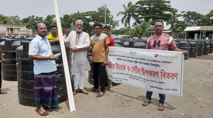 শ্যামনগরের বিনামূল্ এক হাজার লিটারের ৭৭ টি পানির ট্যাংক ও সেটিং উপকরণ বিতরণ