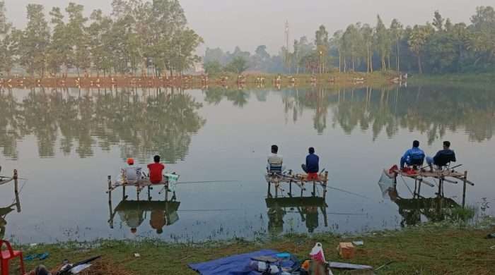কালিয়াকৈর  মেদী আশুলিয়া বড়পুকুরপাড়ে টিকিটের মাধ্যমে বরশি দিয়ে মাছ ধরার প্রতিযোগিতা শুরু