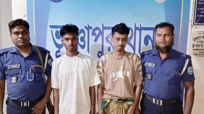 মোবাইলে গান বাজিয়ে মদ ও  ইয়াবা সেবনের ভিডিও দেখে পুলিশের অভিযানে গ্রেফতার