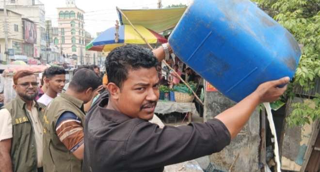 লক্ষ্মীপুরে দুধে পানি মিশিয়ে বিক্রি, ৩ মণ দুধ বিনষ্ট