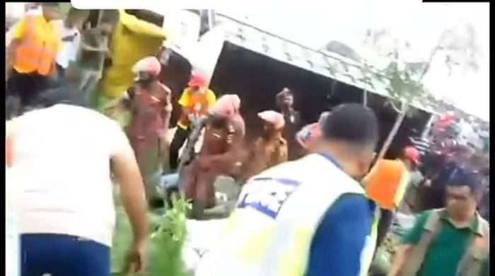 টাঙ্গাইলে রড বোঝাই ট্রাক নিয়ন্ত্রণ হারিয়ে খাদে পড়ে ১৭ জনের মৃত্যু